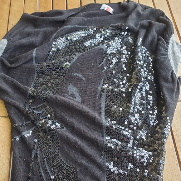 Black Sequin Graphic Knit Top with Gray Hem Eye-Catching Casual Look For Woman - Picture 3 of 7